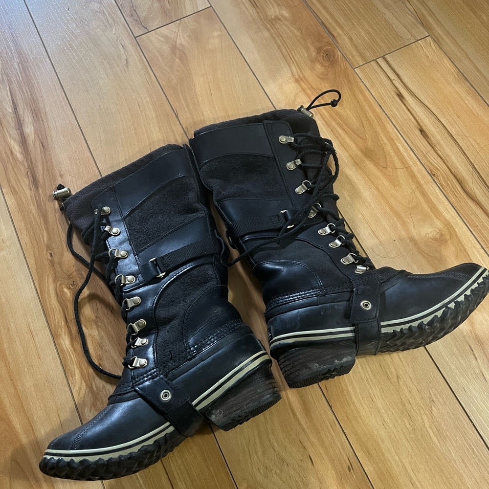 ❌ SOLD ❌ Sorel Black Lace Up Women's Boots